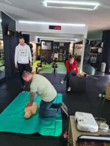 Professionelle CPR- und Notfallmaßnahmen in realitätsnahem Umfeld.